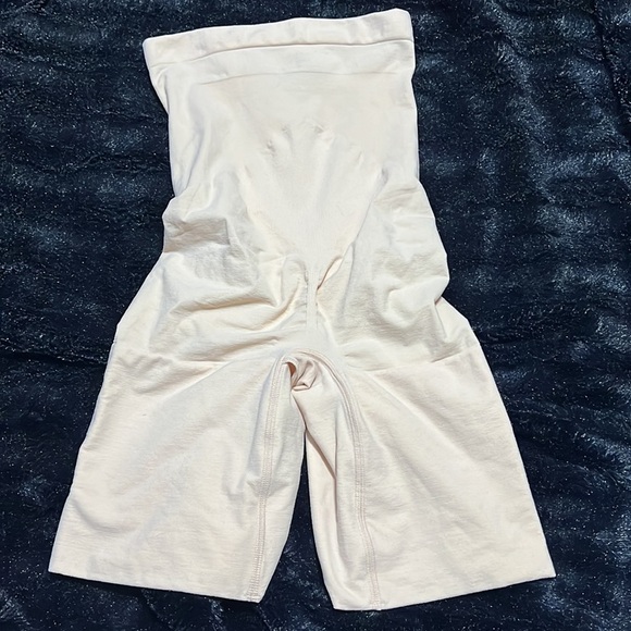 SPANX Women's Higher Power Tummy Control Shorts - Picture 5 of 7